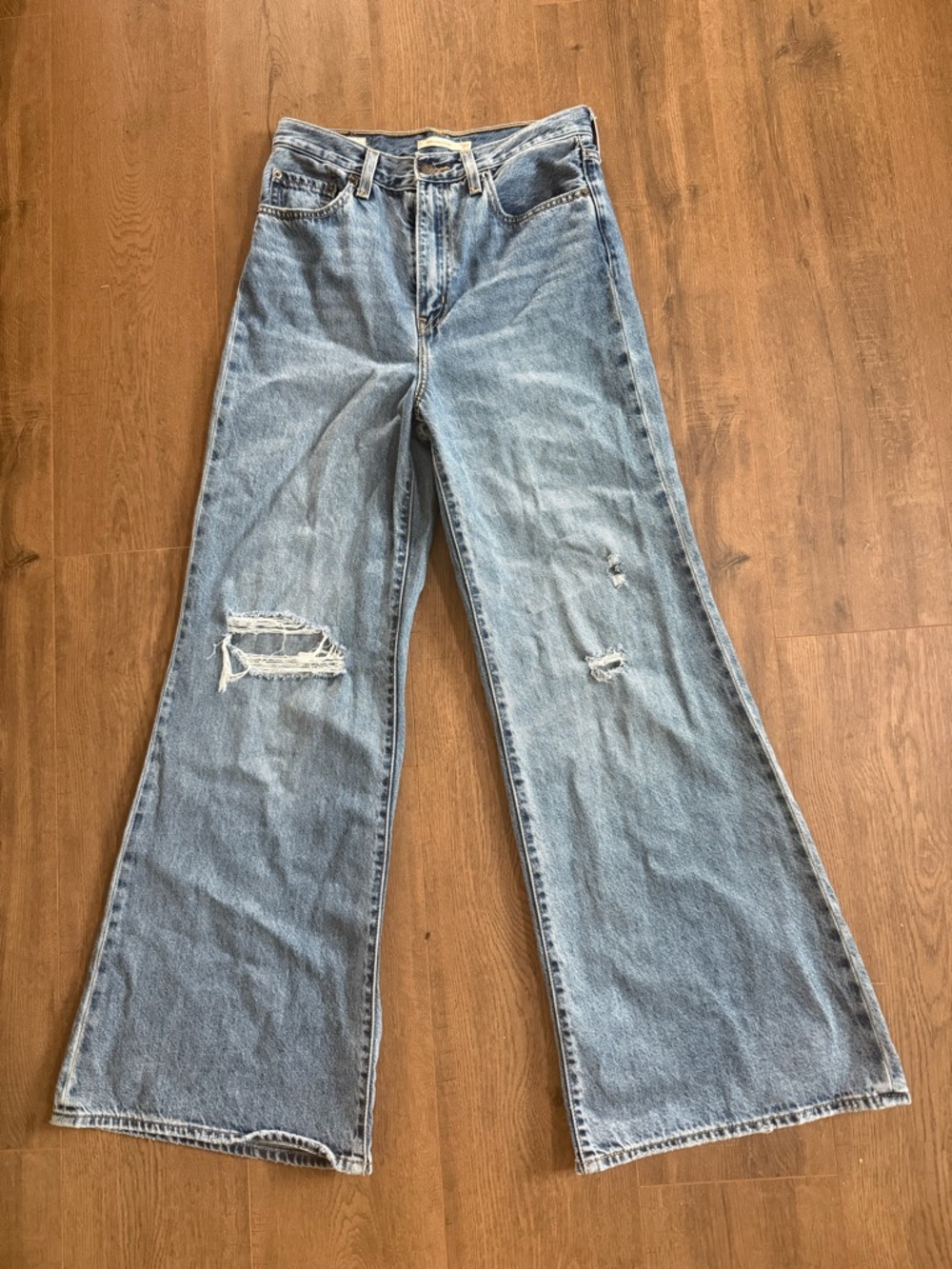 Heavenly and high-waisted! Levis High Loose Flare Jeans